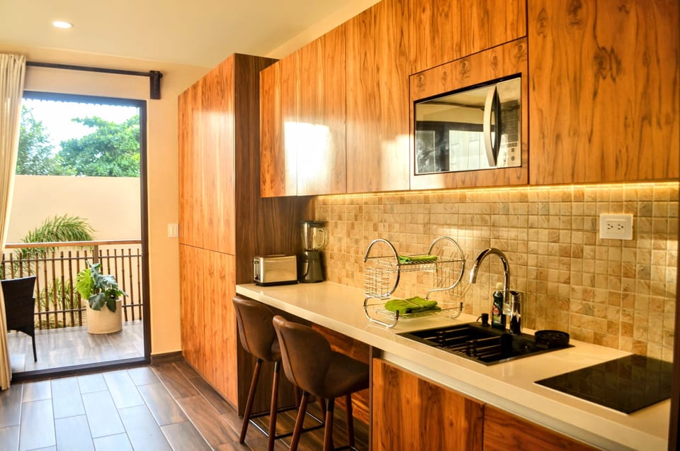 Deluxe Studio Suite | Private kitchen | Coffee/tea maker, fridge, microwave, stovetop