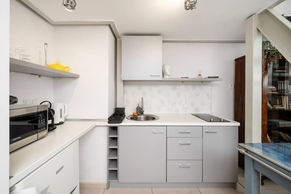 Stylish Two-Level 43m2 Apartment in Heart of Łódź - Book Now with RENTUJEMY