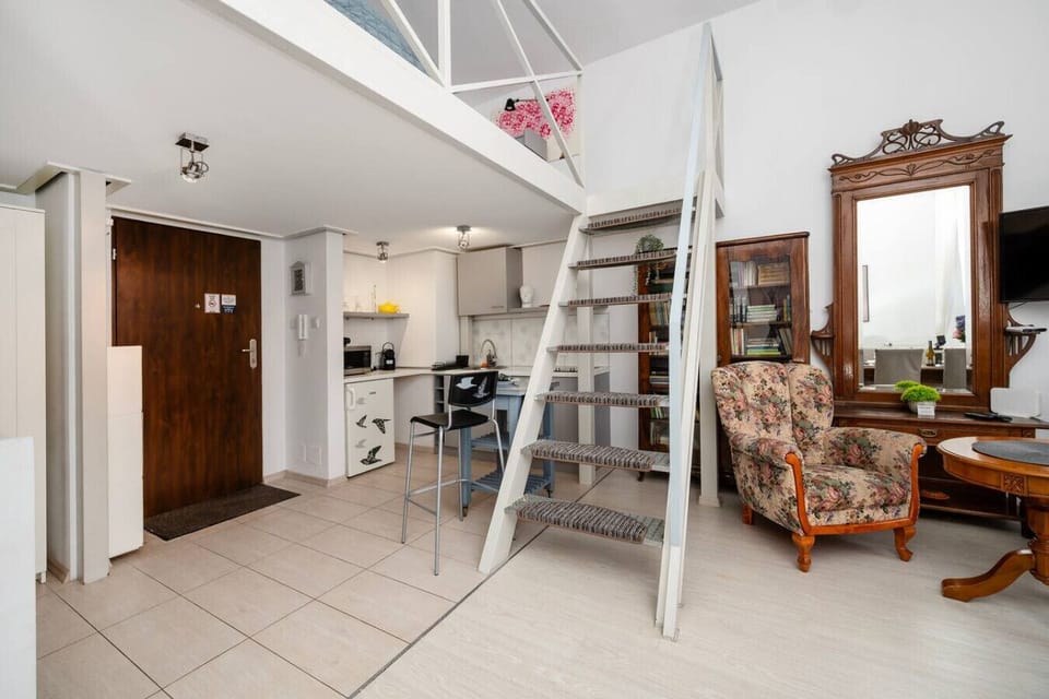 Stylish Two-Level 43m2 Apartment in Heart of Łódź - Book Now with RENTUJEMY
