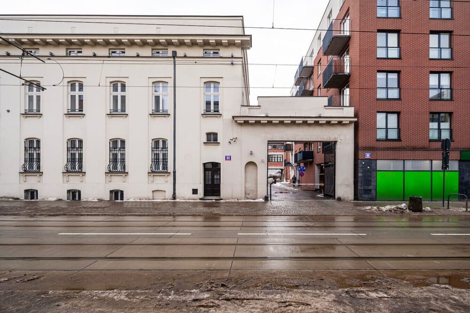 Stylish Two-Level 43m2 Apartment in Heart of Łódź - Book Now with RENTUJEMY