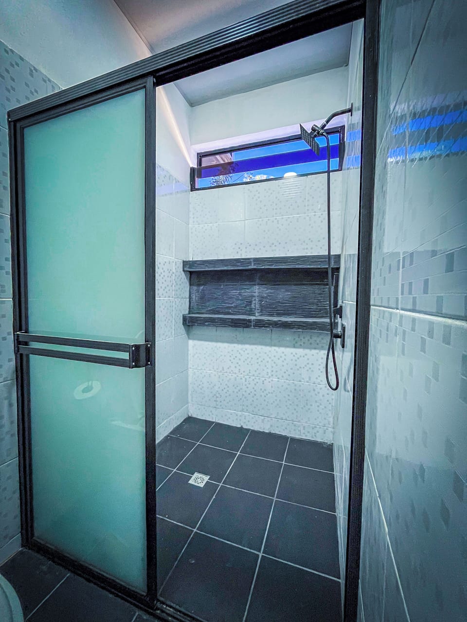 Single Room | Bathroom | Shower, towels, soap, shampoo