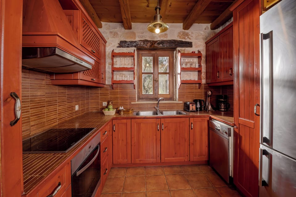Deluxe Villa, Courtyard View | Private kitchen | Fridge, microwave, oven, stovetop