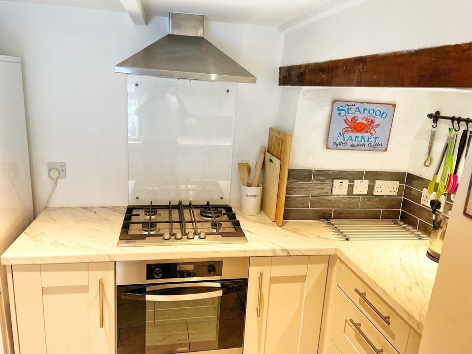 Kitchen with gas hob and electric oven