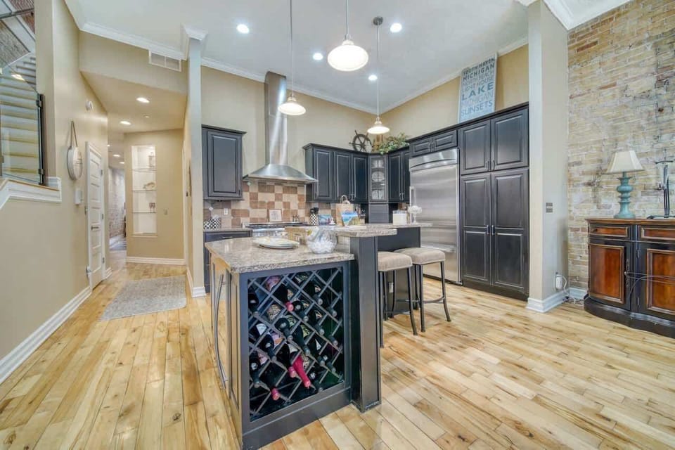 Stocked kitchen with high end appliances 