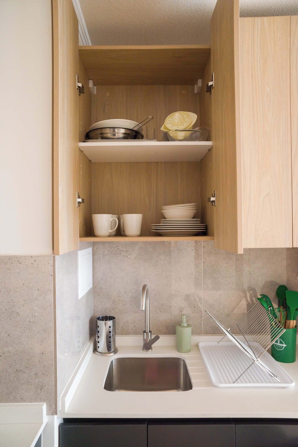 Compact and fully equipped kitchen with modern amenities for a convenient stay.