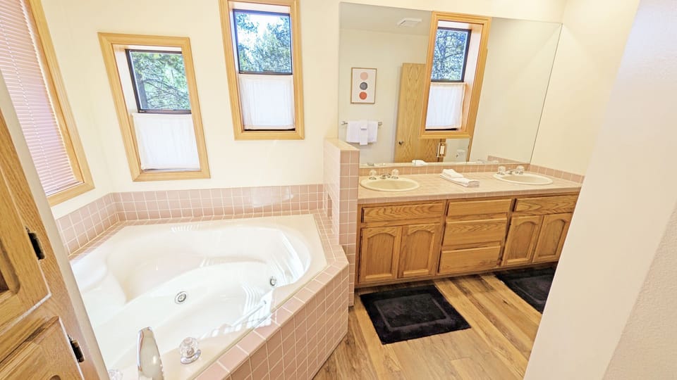 Alpine Hot Tub Retreat With Sharc Access Cottage in Sunriver