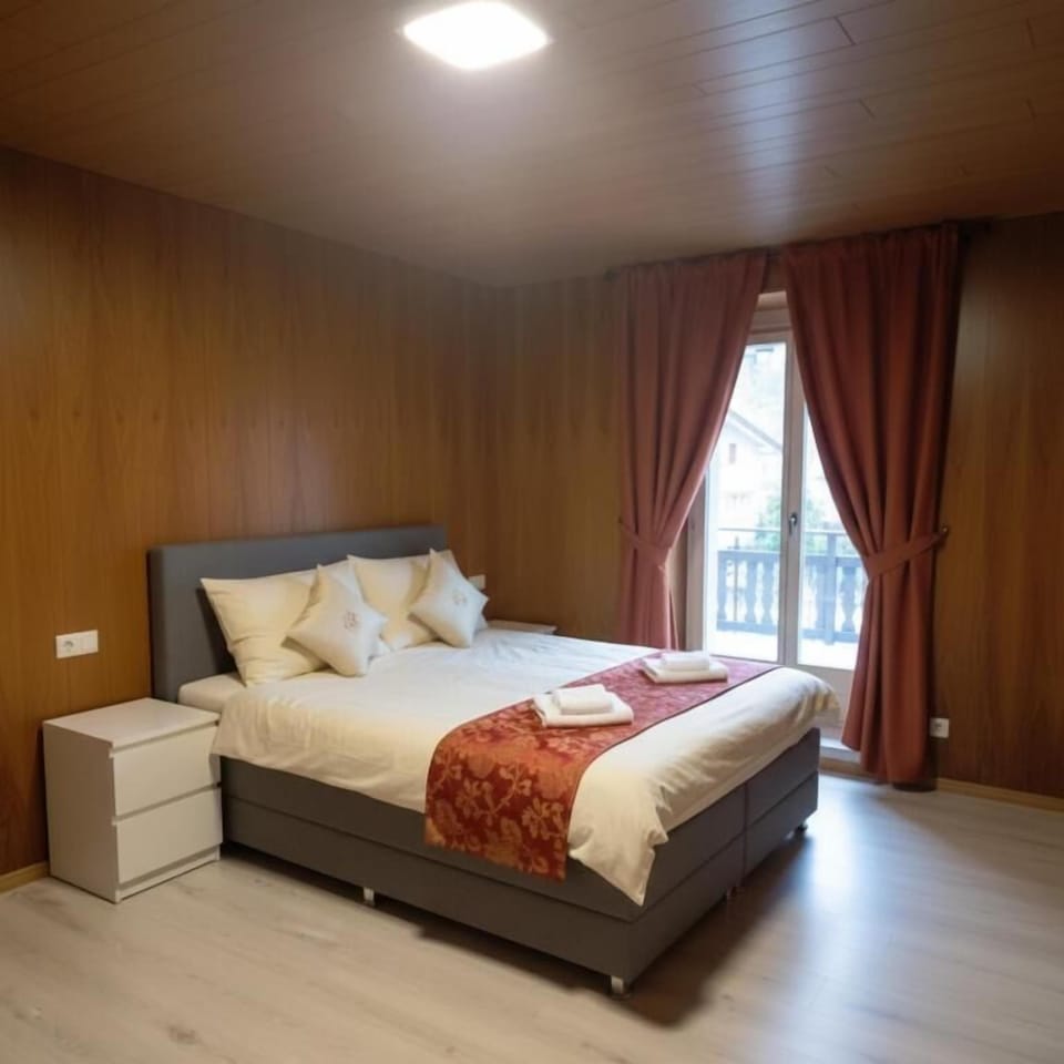 Standard Double Room, Mountain View | WiFi (free)
