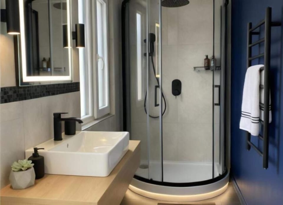 Deluxe Double Room, 1 Bedroom, Mountain View | Bathroom | Towels, soap, shampoo, toilet paper