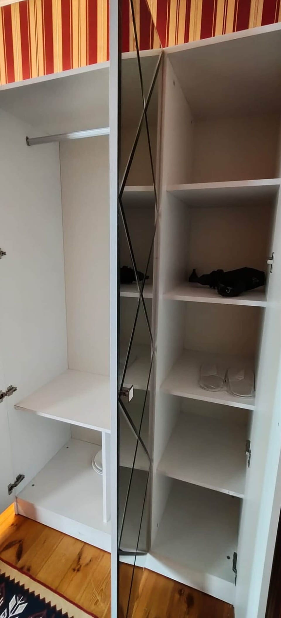 Deluxe Room, City View | Wardrobe