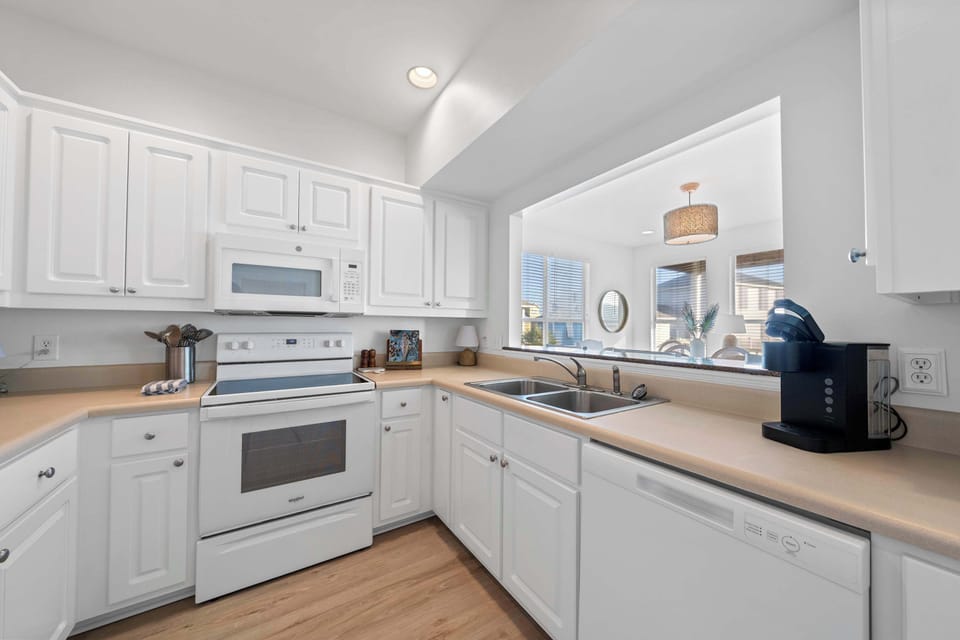 Where flavor meets fun. From chopping veggies to pouring wine, our fully stocked kitchen makes every culinary adventure (or lazy breakfast) feel like a treat.