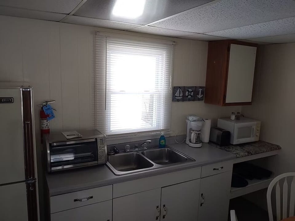 Cabin | Private kitchen | Mini-fridge, microwave, coffee/tea maker, paper towels