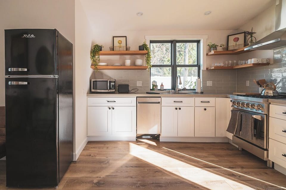 Full kitchen with high-end appliances. 