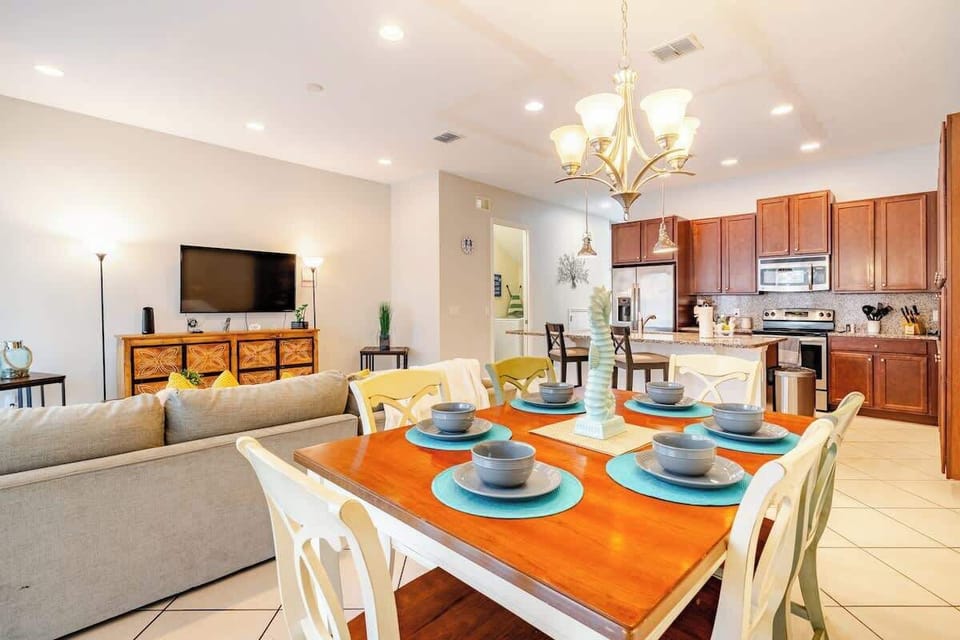 Dining Room Table and 6 Chairs 