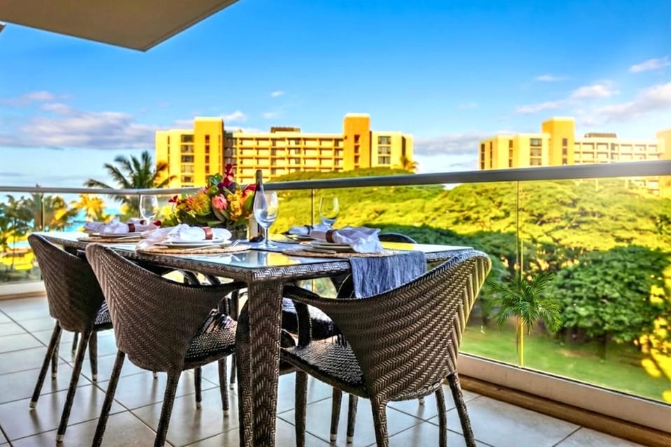 Dine outdoors while overlooking lush greens and island scenery HKK-434