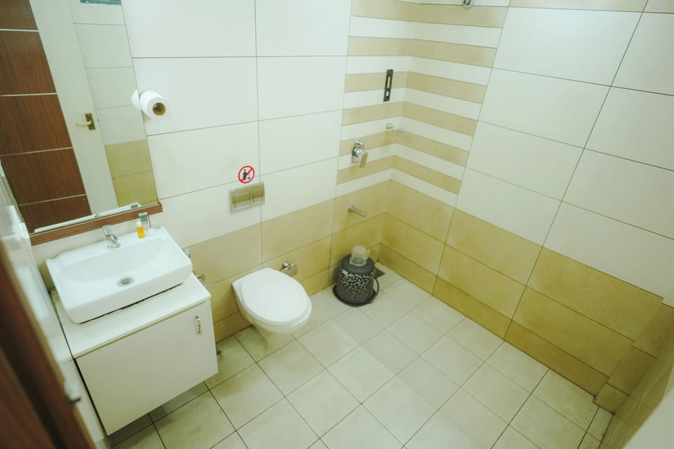 Classic Double Room, Courtyard View | Bathroom | Shower, free toiletries, towels, shampoo