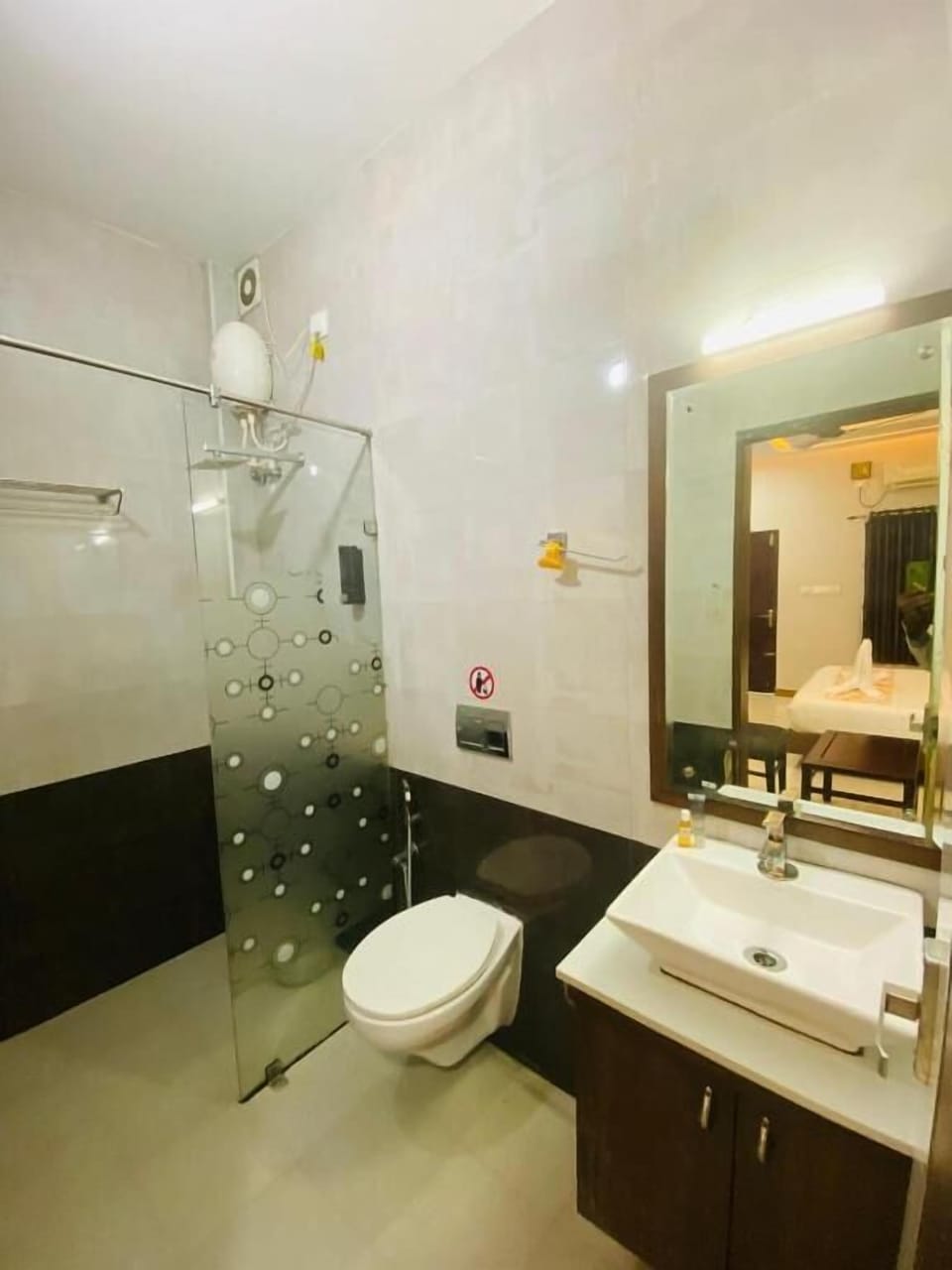Classic Double Room, Courtyard View | Bathroom | Shower, free toiletries, towels, soap