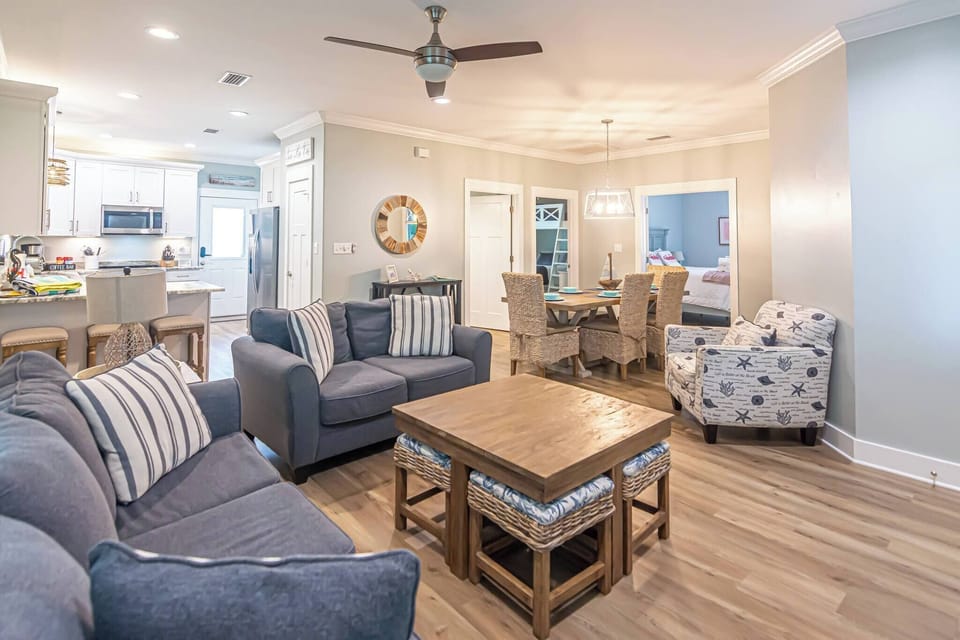 House, 3 Bedrooms, Smoking, Balcony | Living room | Books
