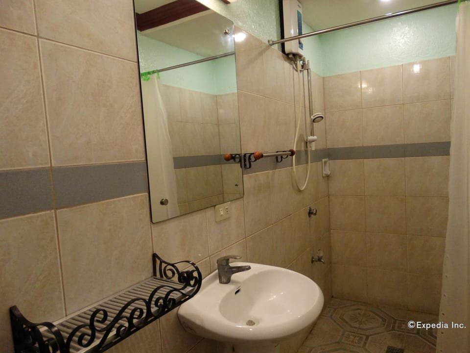 Family Room | Bathroom | Shower, free toiletries, towels