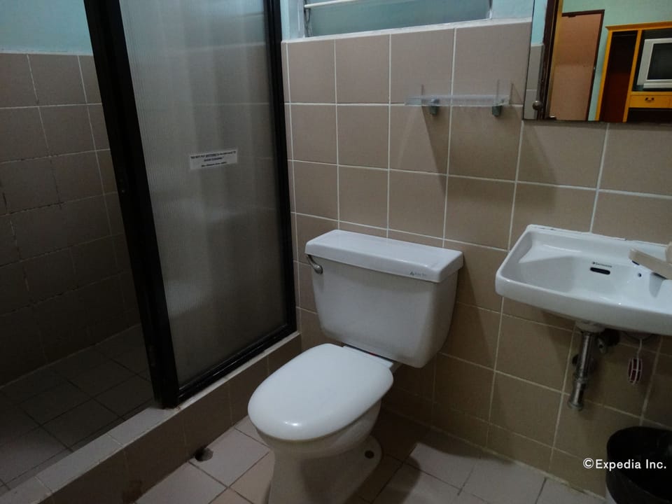 Shower, free toiletries, towels