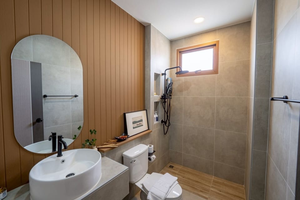 Junior Villa, Garden View | Bathroom | Hair dryer, bathrobes, slippers, towels