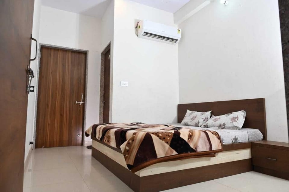 Deluxe Room, Air conditioning | Rollaway beds (surcharge), bed sheets