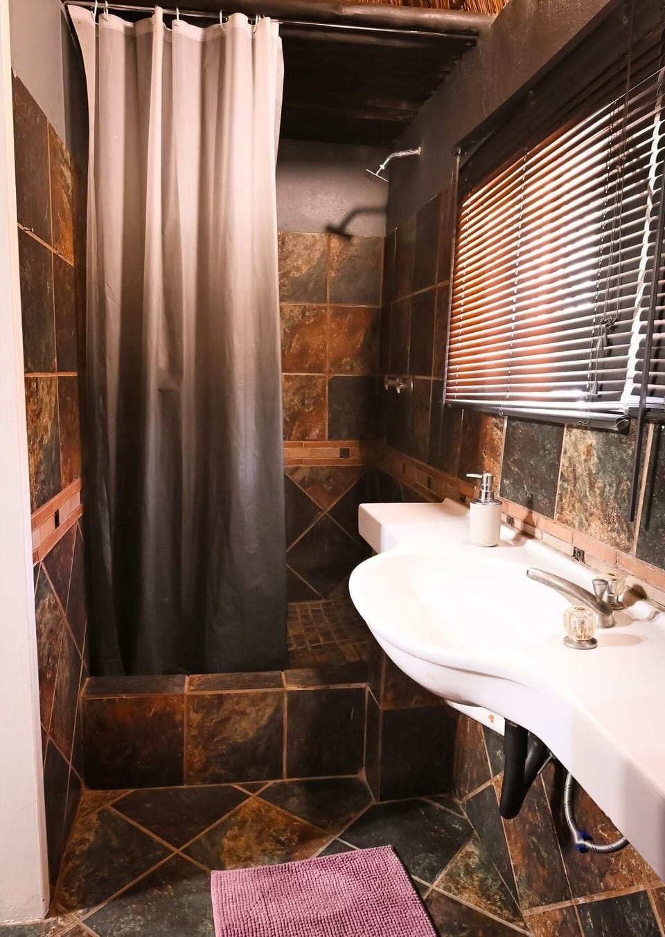 Classic Room | Bathroom | Free toiletries, towels