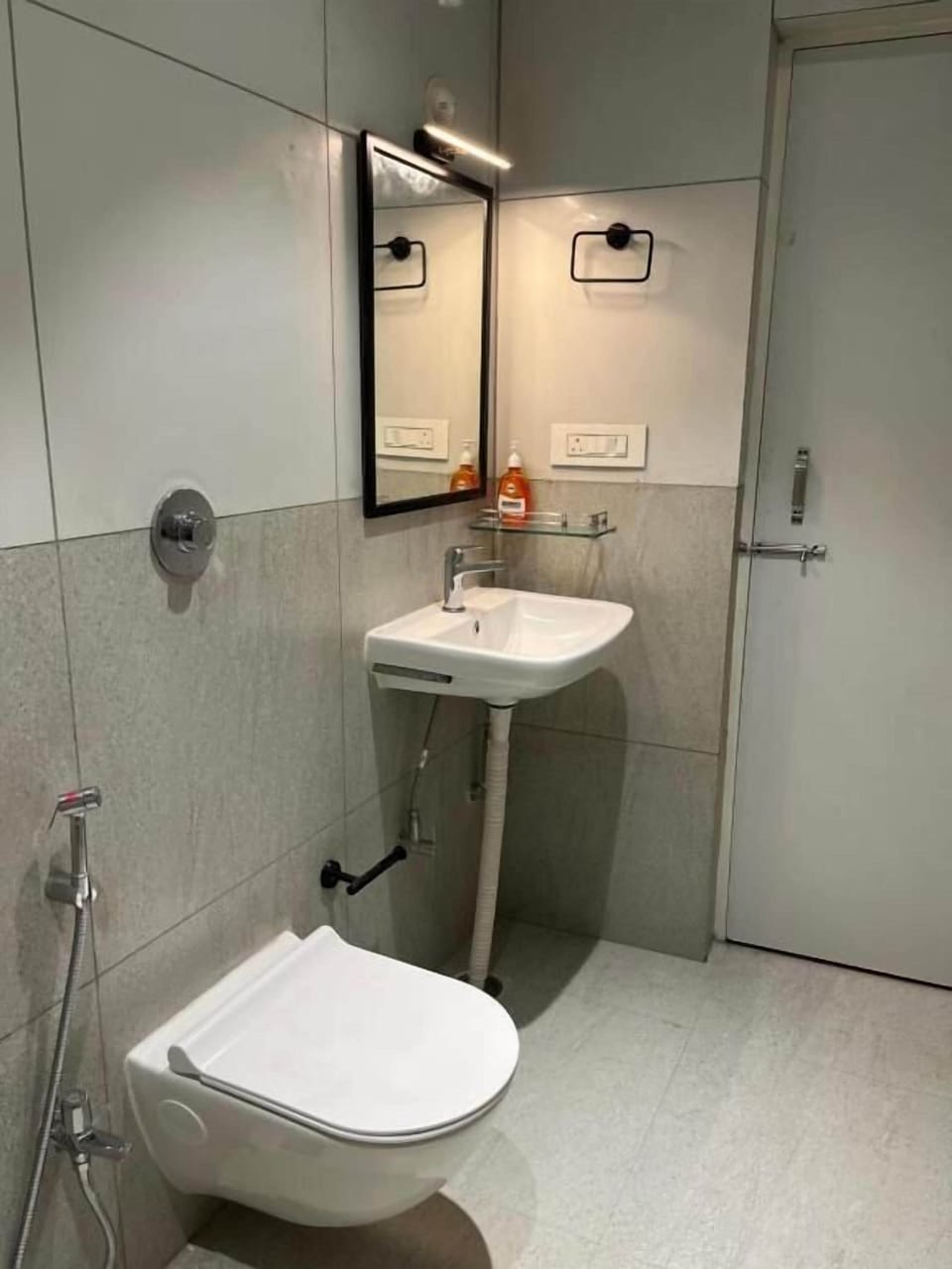 Executive Apartment, Balcony, Partial Lake View | Bathroom | Shower, free toiletries, slippers, towels