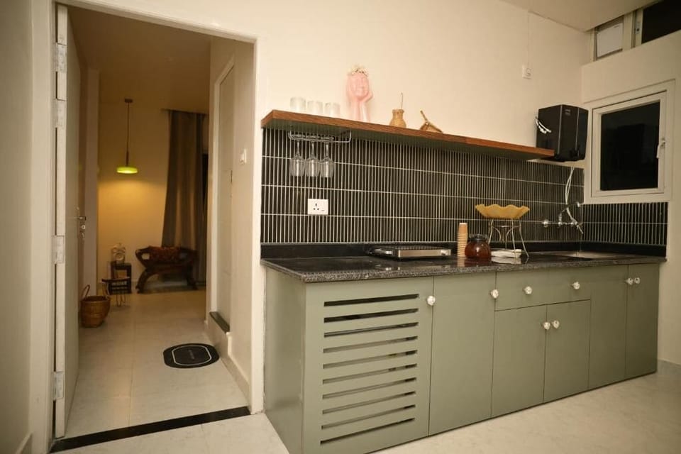Executive Apartment, Balcony, Partial Lake View | Private kitchen | Shared fridge, stovetop, cookware/dishes/utensils