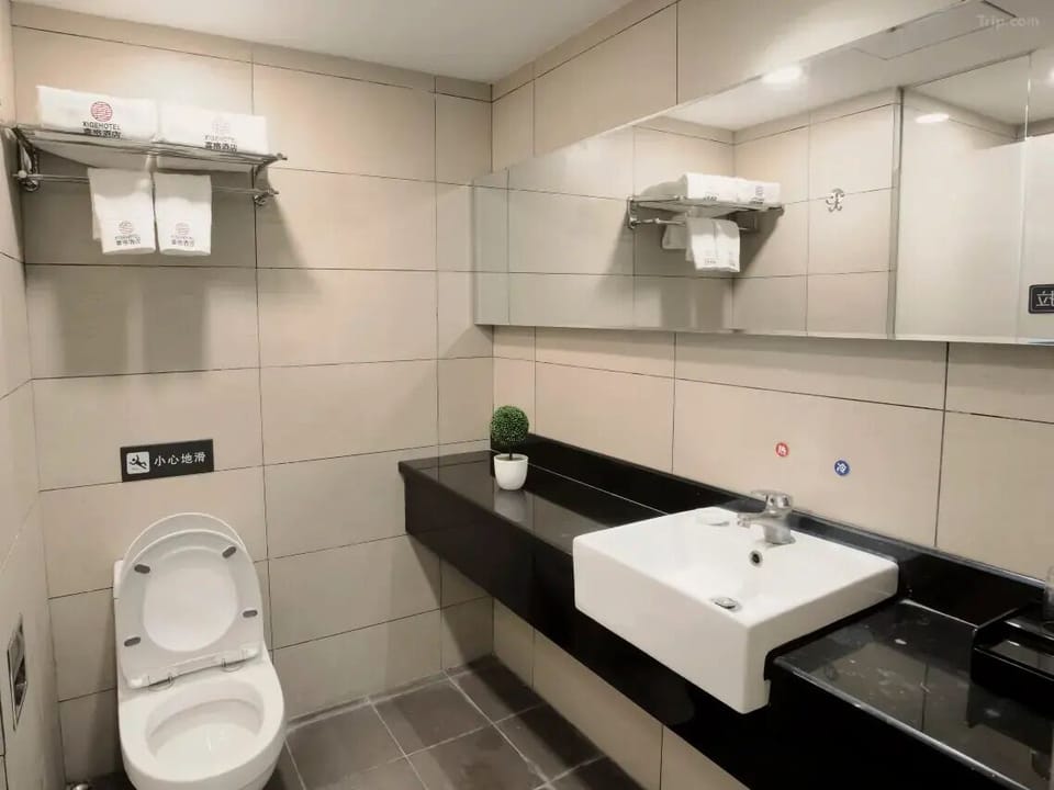 Shower, rainfall showerhead, free toiletries, hair dryer