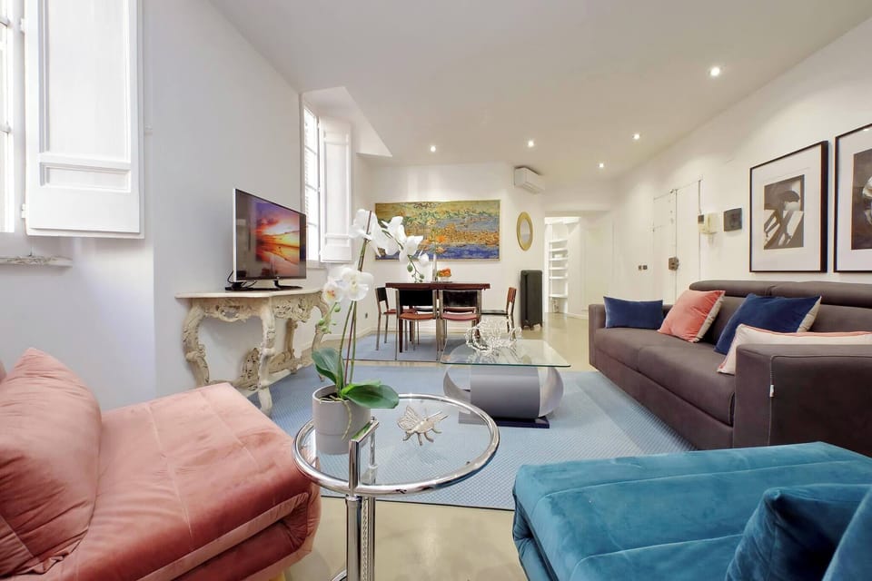 Apartment, 1 Bedroom | Living room | Books