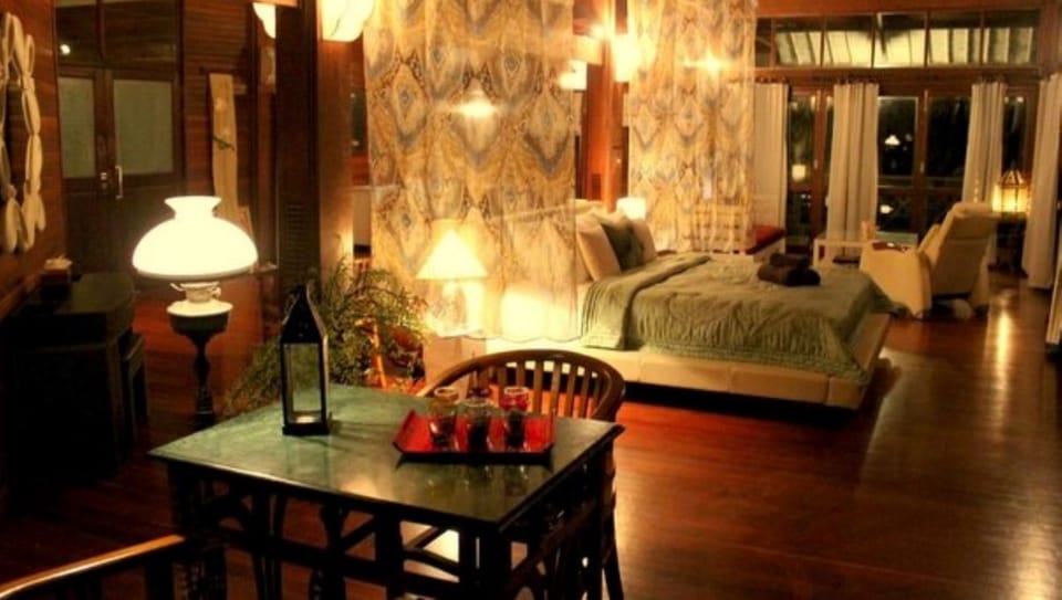 Suite (Esplanade) | Individually decorated, individually furnished, blackout drapes