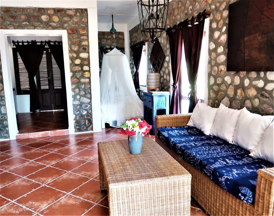 Deluxe Room (Rumah Crest) | Living room