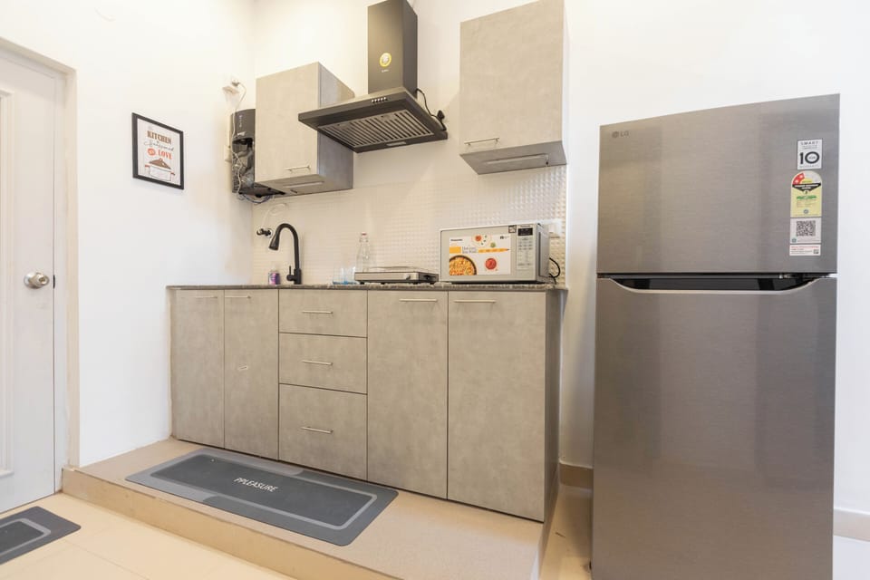 Apartment (3 Bedrooms) | Private kitchen | Fridge, microwave, cookware/dishes/utensils