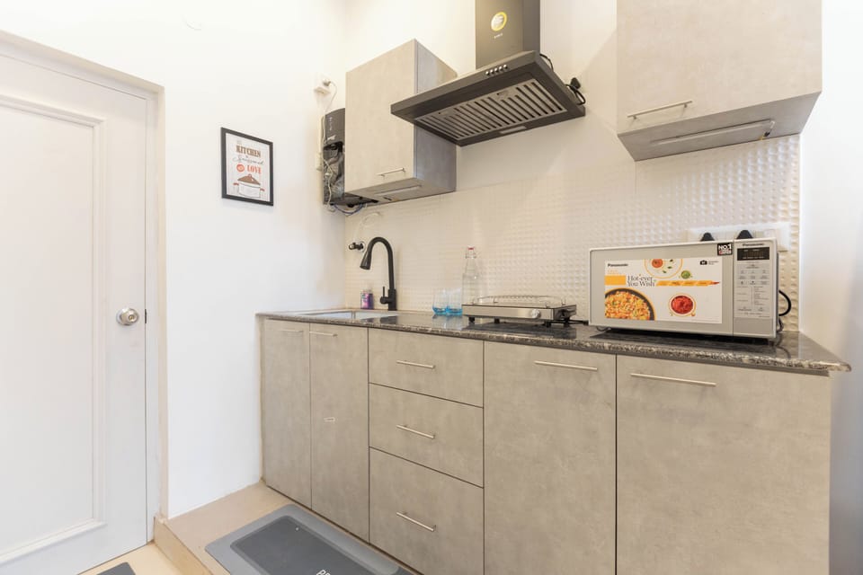 Apartment (3 Bedrooms) | Private kitchen | Fridge, microwave, cookware/dishes/utensils