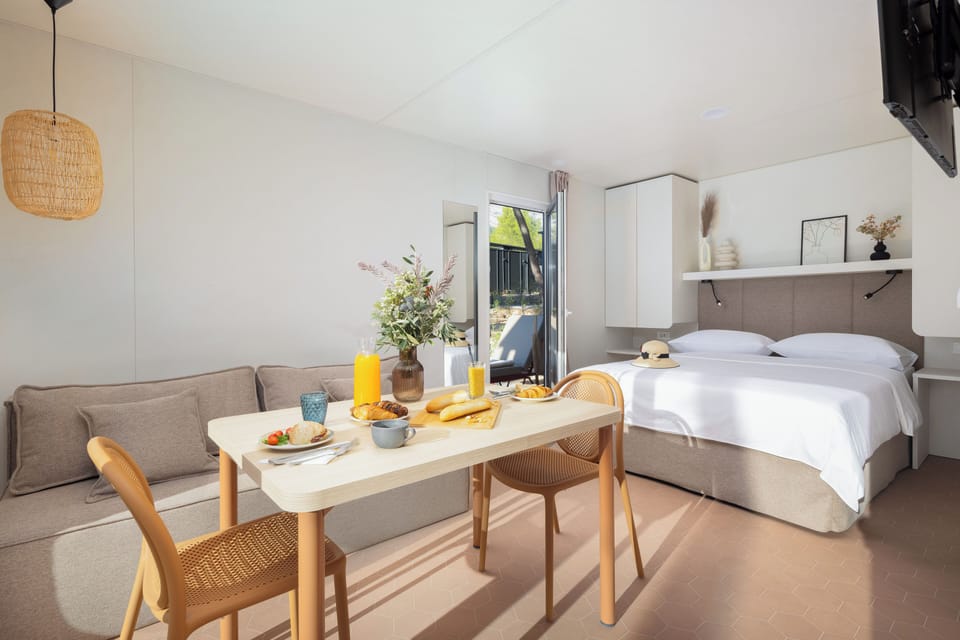 Glamping Escape with private jacuzzi 2+1 | In-room safe, blackout drapes, free WiFi