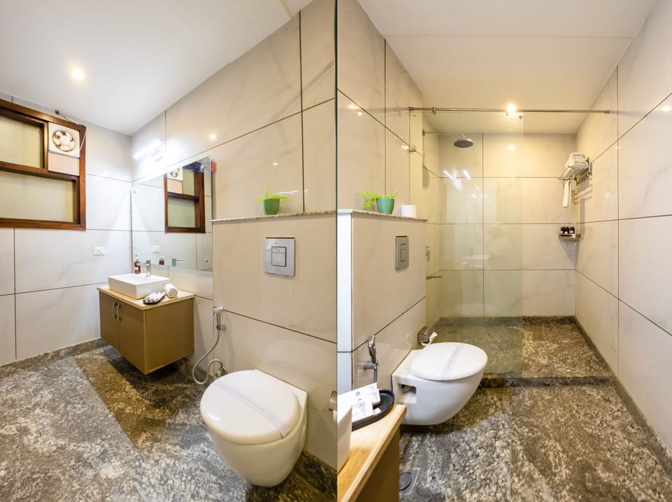 Superior Double Room, Balcony, City View | Bathroom | Shower, free toiletries, hair dryer, slippers