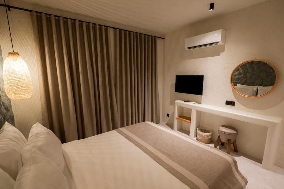 Standard Room | Minibar, in-room safe, desk, free rollaway beds
