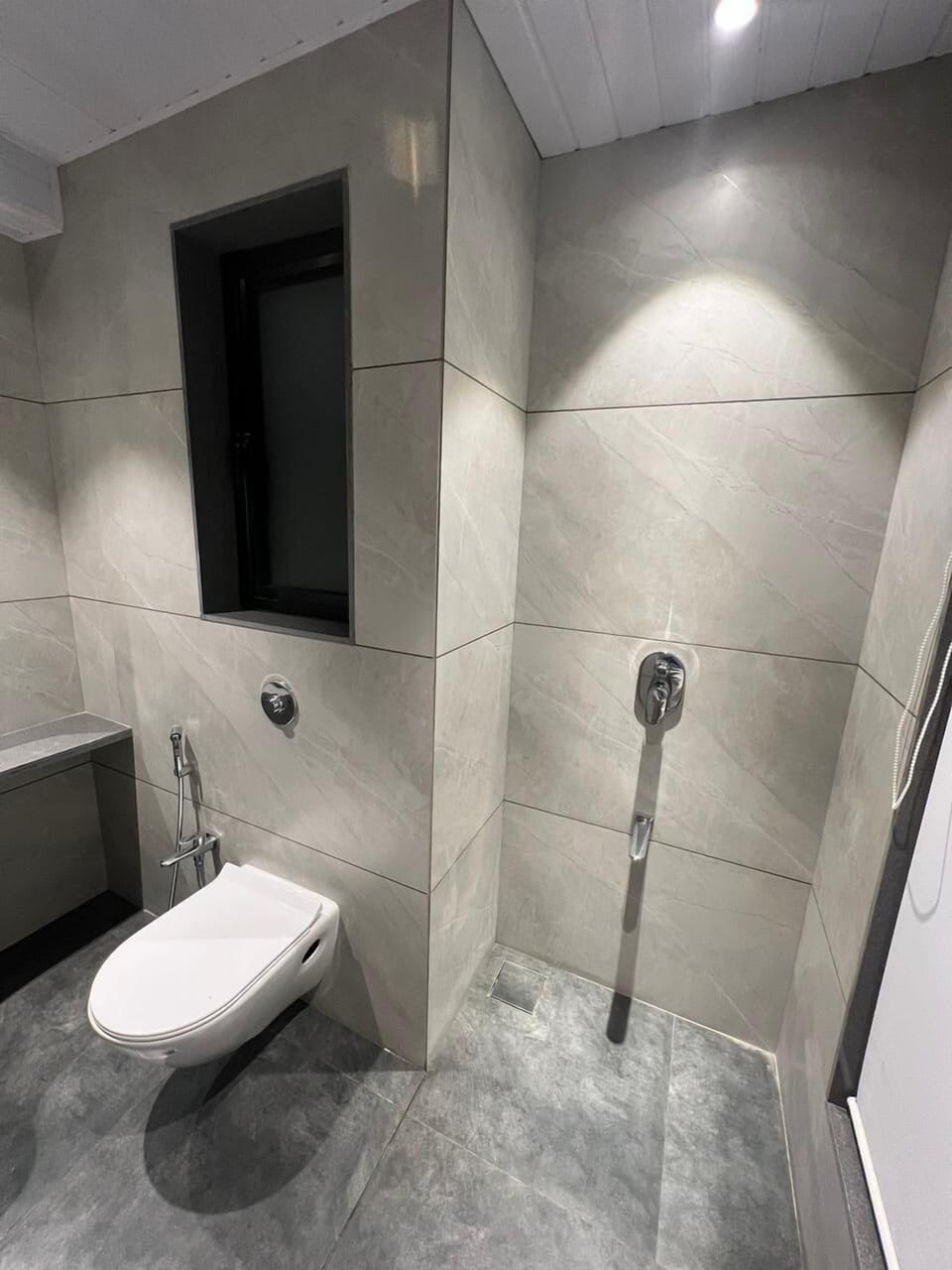 Deluxe Room | Bathroom | Shower, hair dryer, towels, soap