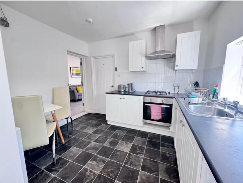 Deluxe Double Room, 1 King Bed, Non Smoking, Private Bathroom | Shared kitchen | Full-size fridge, microwave, oven, toaster