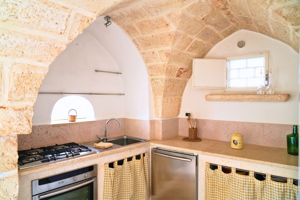 Full-size fridge, oven, stovetop, highchair