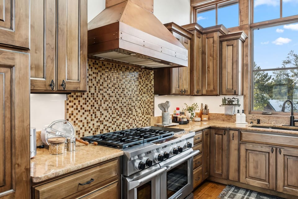 High-End Culinary Suite — Cook with premium appliances—or bring in a private chef for a next-level evening in. 👨‍🍳✨