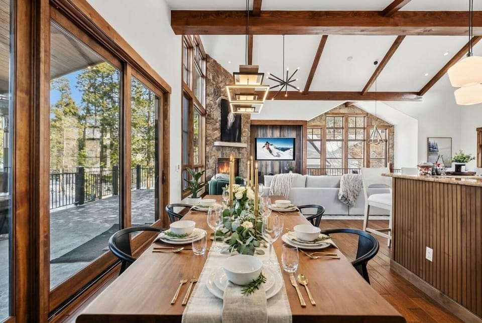 Dining in the Trees — A handcrafted wood table surrounded by glass sliders for bright, indoor-outdoor mountain dining. 🍽🌲