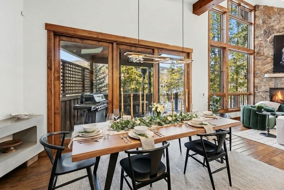 Open-Air Dining Flow — Walls of windows create an alfresco feel while staying comfortably indoors. 🌄🍷