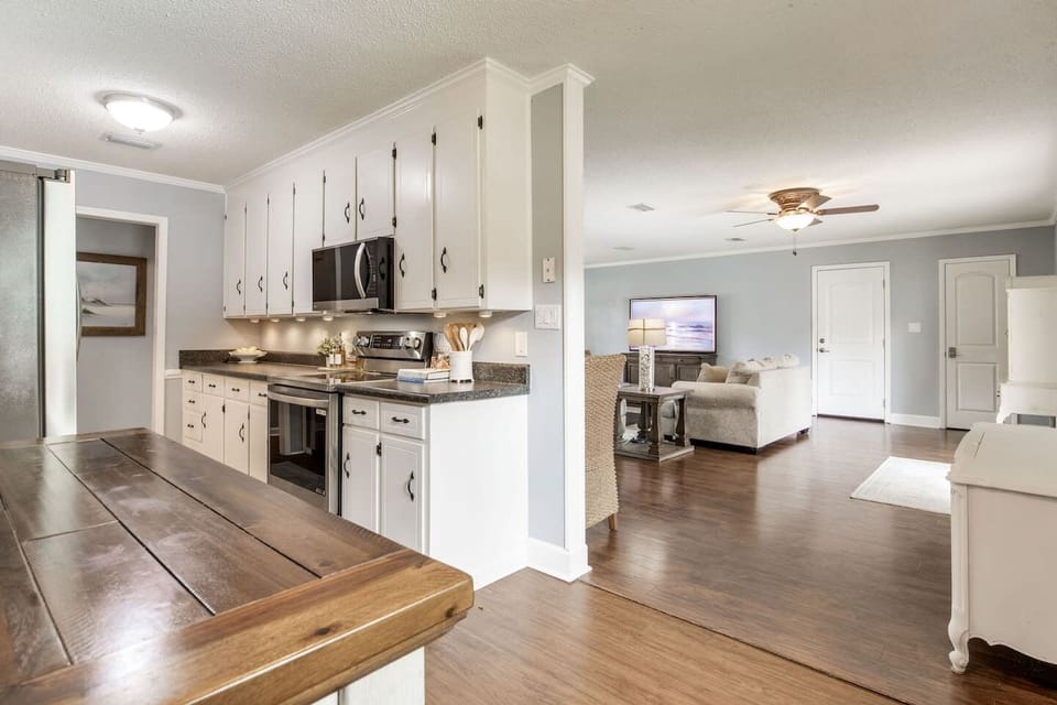 Full kitchen for family meals, snacks or take it outside!