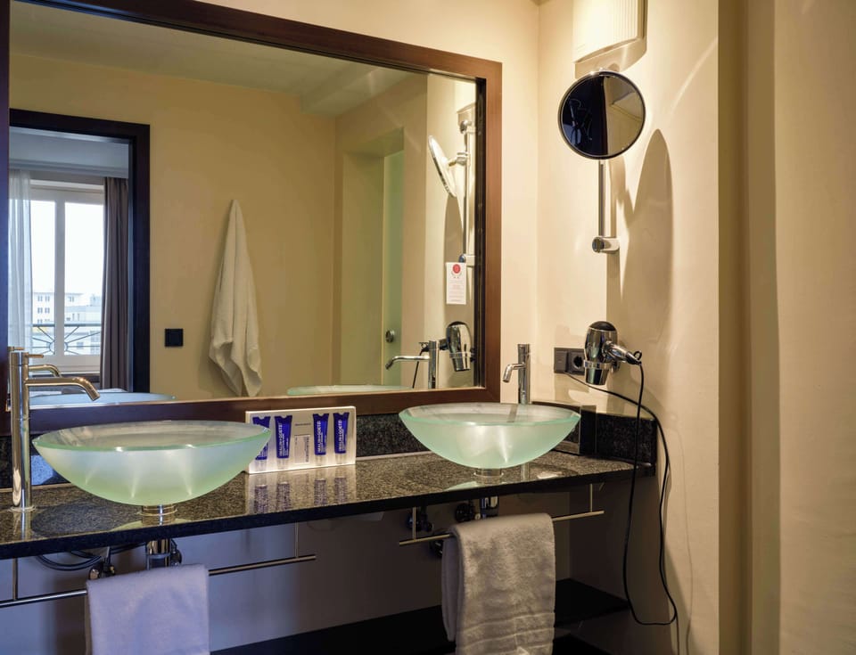 Signature Twin Room | Bathroom | Shower, designer toiletries, hair dryer, towels