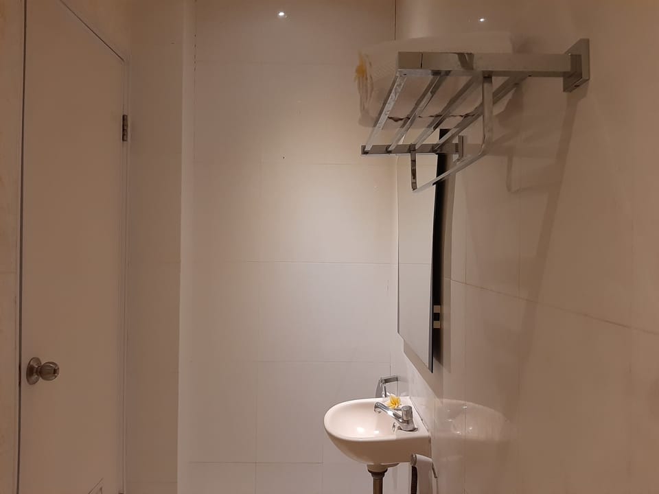Shower, rainfall showerhead, free toiletries, bidet