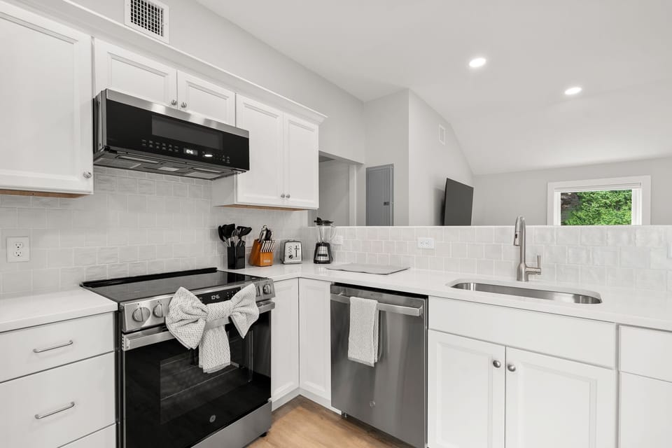 Modern eat-in kitchen.