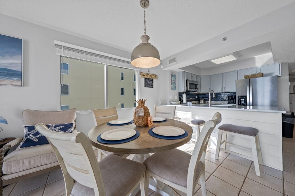 8 Four Winds 704 Dining Area