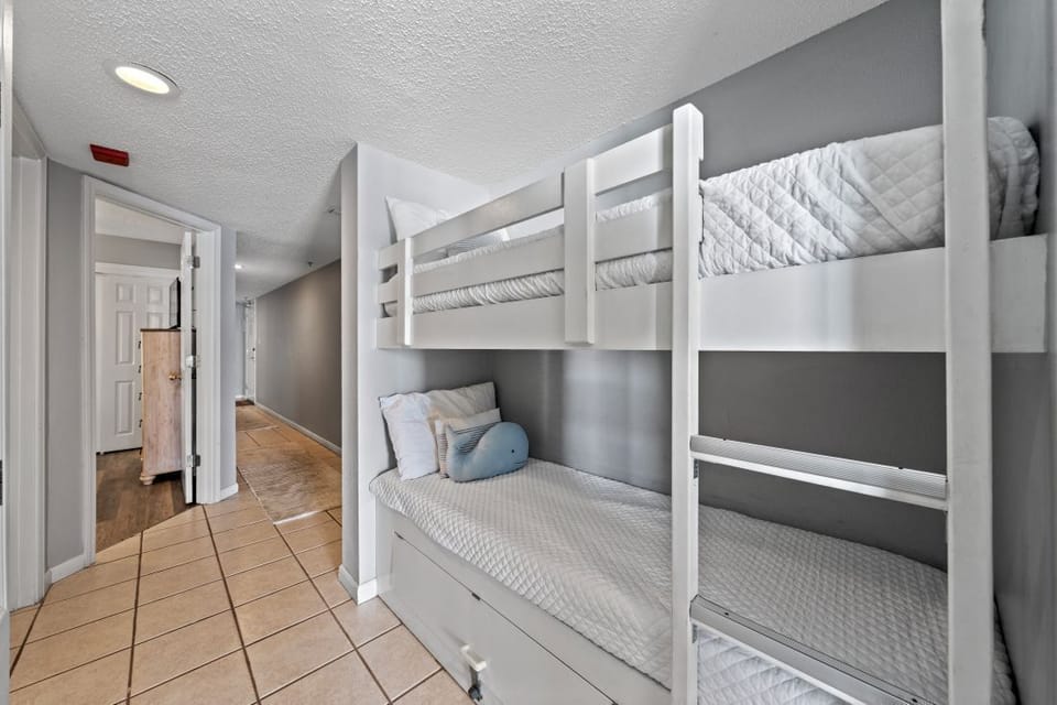 21 Four Winds 704 Hallway Bunks
