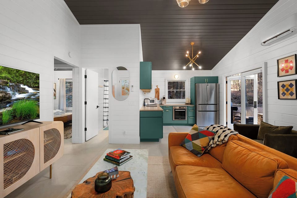 706 On The Creek - Living Space
